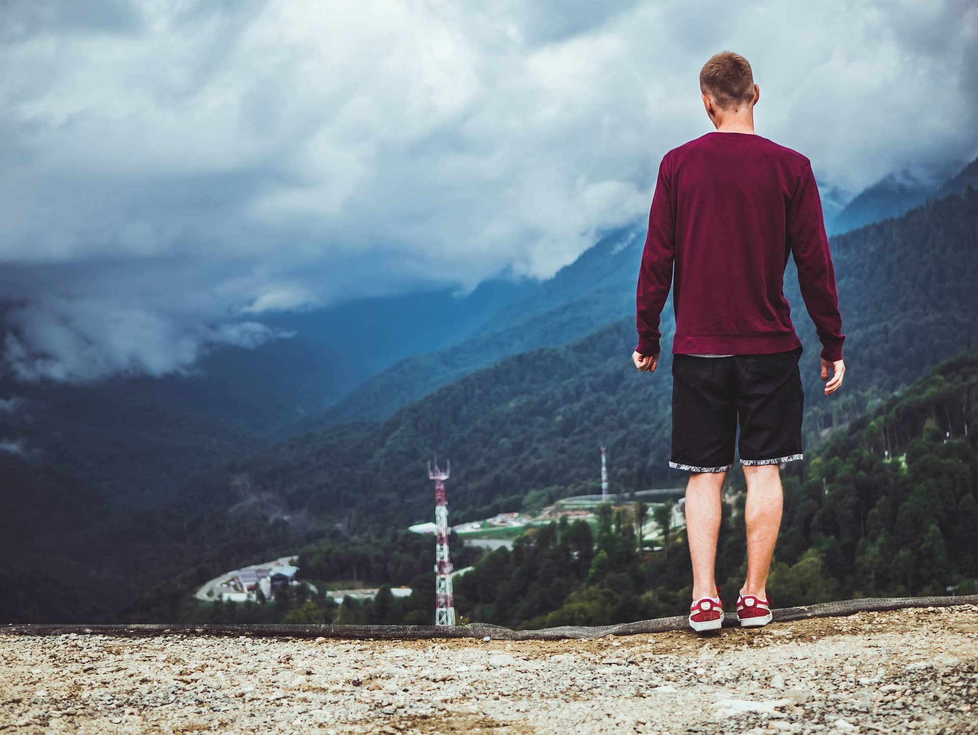 Finding Peace and Gratitude: Exploring the Meaning of a Dream about Standing on a Mountain